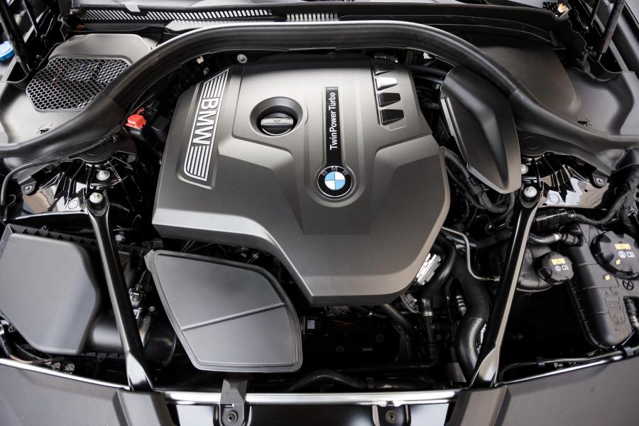 Моторный отсек BMW 530i Sedan Sport Line 2017 года  (NA) (фото 8 из 10)
